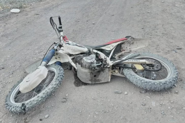 Se cayó en moto y murió