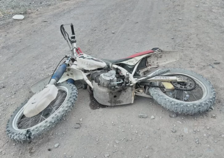 Se cayó en moto y murió