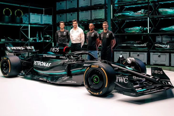 Mercedes vuelve al color negro en sus autos de F1