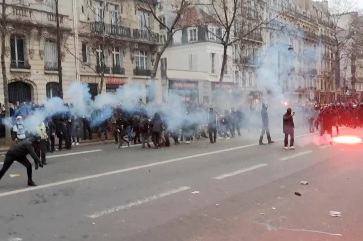 Francia esta en pie de guerra por la reforma jubilatoria de Macron