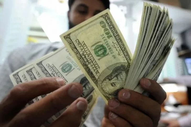 Crece 33,6% la incertidumbre de argentinos por precios y dólar