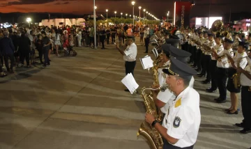 En el inicio, la banda de música de la Policía se llevó todas las miradas