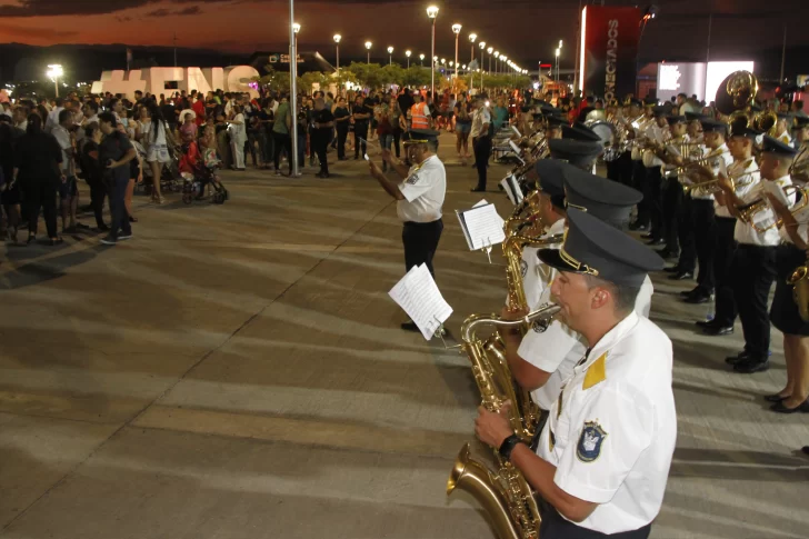 En el inicio, la banda de música de la Policía se llevó todas las miradas