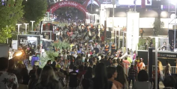 La gente copó el Costanera Complejo Ferial ni bien abrieron las puertas