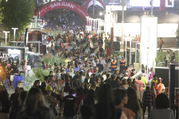 La gente copó el Costanera Complejo Ferial ni bien abrieron las puertas