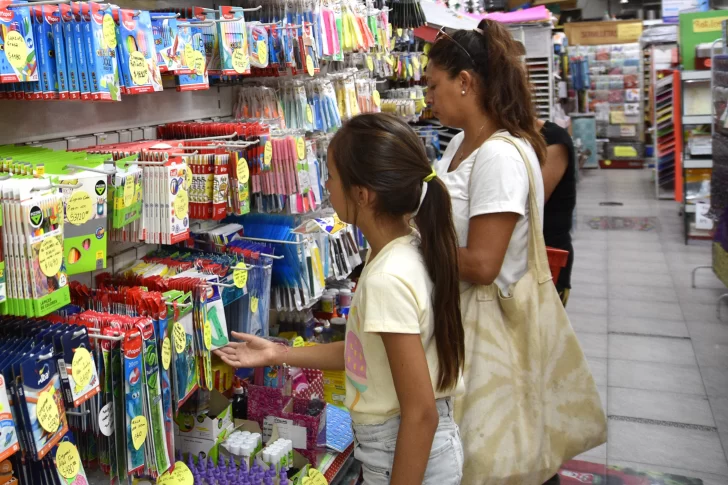 Cuadernos, crayones y cartucheras, los útiles escolares que más aumentaron