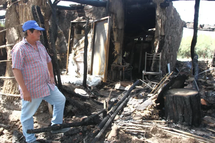 Jornalero perdió todas sus cosas por un incendio en el rancho que le prestaban