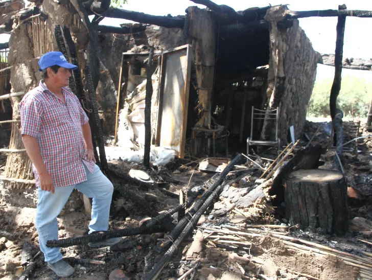 Jornalero perdió todas sus cosas por un incendio en el rancho que le prestaban