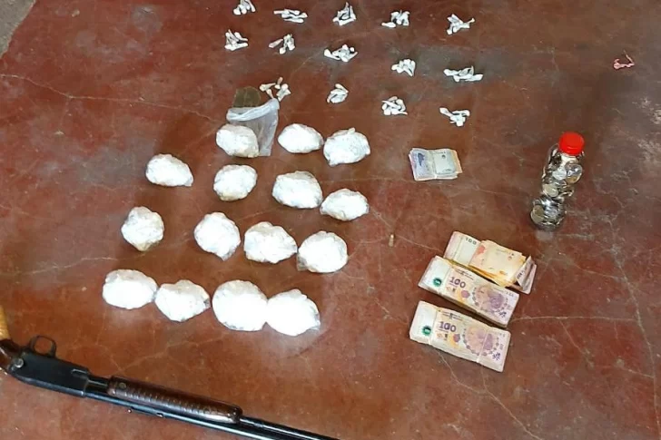 Apresan a pareja con un arma, droga y dinero