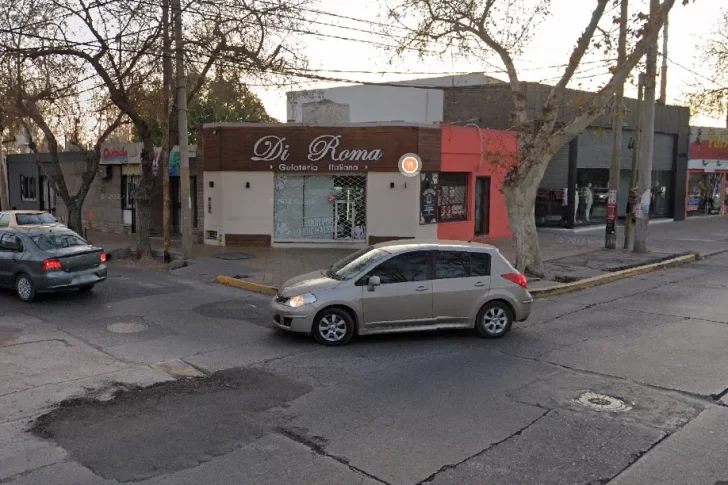 Serios daños materiales en una distribuidora y una conocida heladería por un incendio