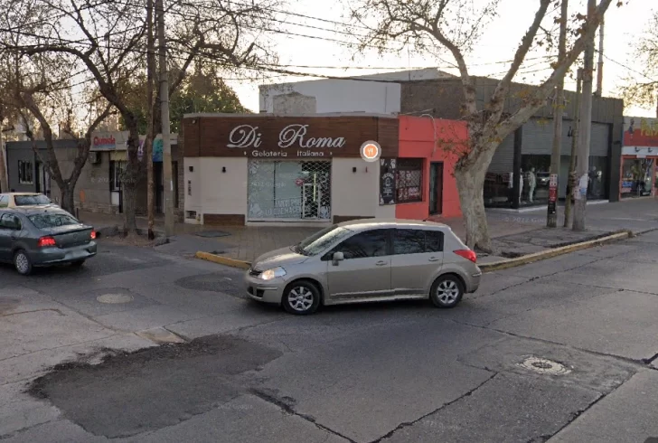 Serios daños materiales en una distribuidora y una conocida heladería por un incendio