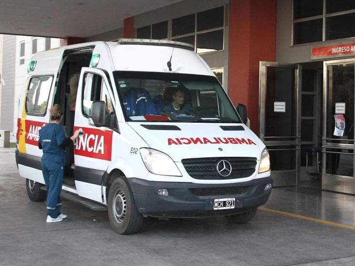 Un motociclista sufrió graves heridas al chocar contra una camioneta en Santa Lucía