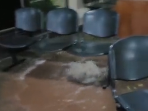 En medio de la lluvia se reventó un caño en el interior del Hospital de Angaco