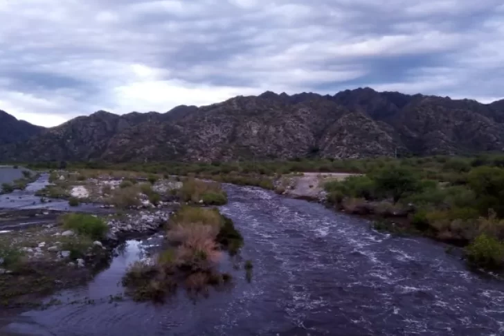 Una intensa lluvia provocó una crecida en Valle Fértil que afectó el sistema de agua potable