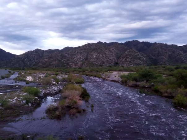 Una intensa lluvia provocó una crecida en Valle Fértil que afectó el sistema de agua potable