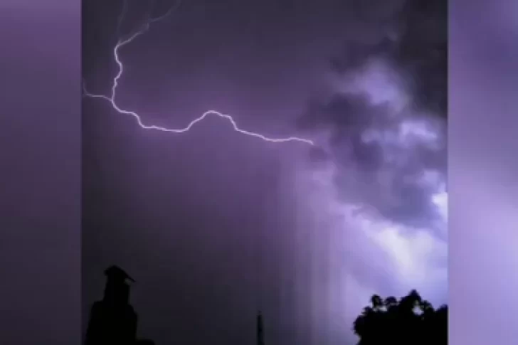 [VIDEO] Las impactantes imágenes de los relámpagos que iluminaron el cielo de San Juan