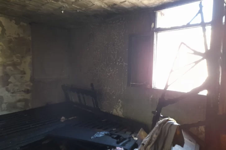 Sale a imprimir currículums, se incendia su casa y un vecino rescata a sus hijos