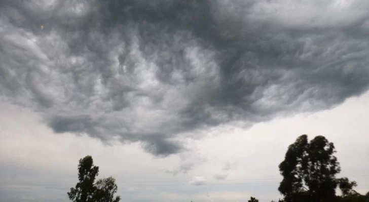 Emitieron un alerta por fuertes tormentas para cinco departamentos de la provincia