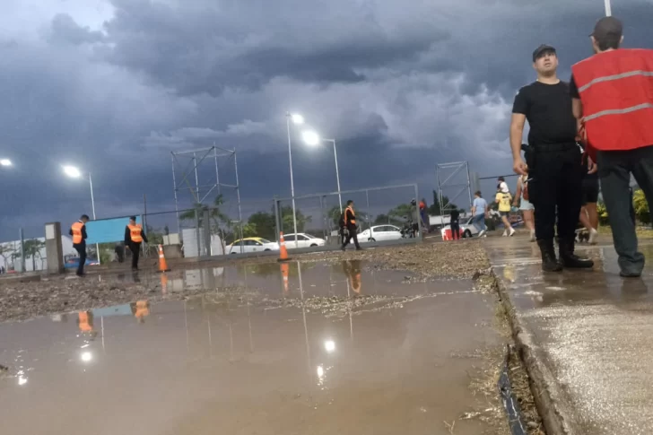 El granizo sorprendió a los sanjuaninos que llegaron temprano al Predio Costanera