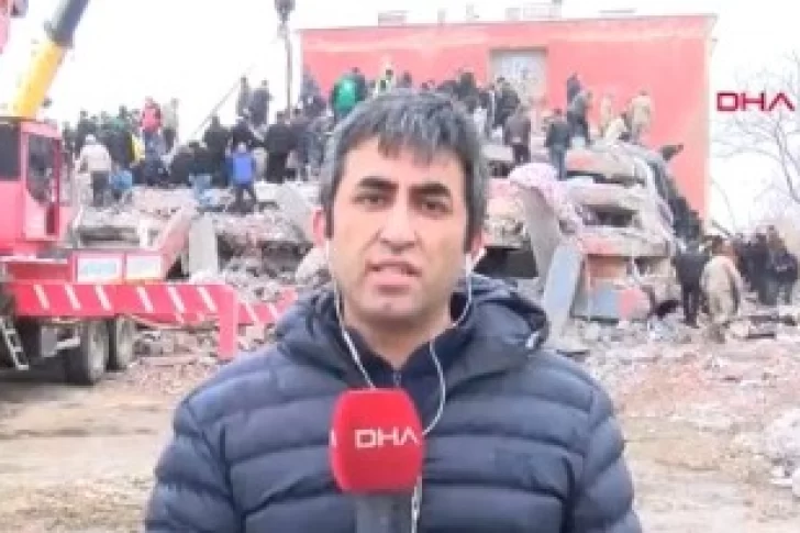 El momento en que el segundo terremoto en Turquía sorprende a un cronista en vivo