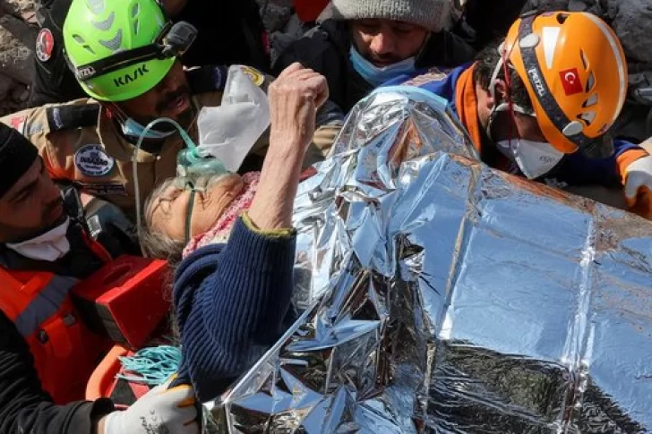 Hallan otras tres personas con vida bajos los escombros, 13 días después del sismo