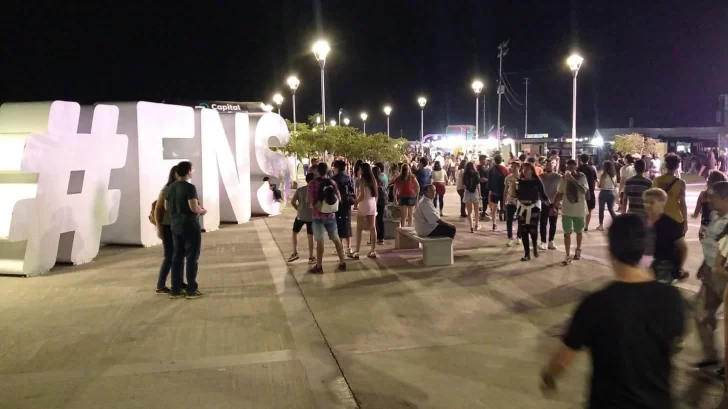 Familias enteras coparon la primera noche de la feria temática y disfrutaron de los shows