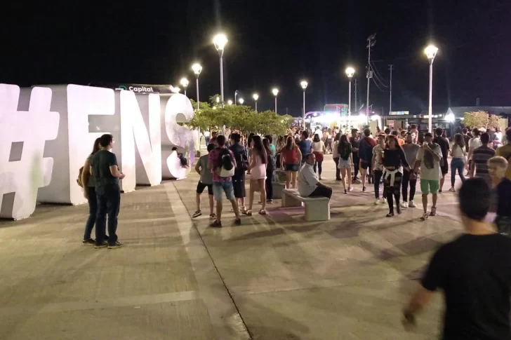 Familias enteras coparon la primera noche de la feria temática y disfrutaron de los shows