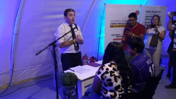 Con un ministro como testigo, Natalia y Carlos fueron los primeros en casarse en la Fiesta del Sol