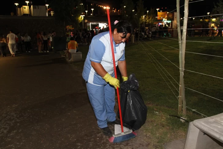 El trabajo de 16 horas diarias para mantener limpio el predio Costanera