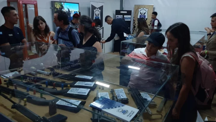 Las armas de la Policía, una atracción para chicos y grandes