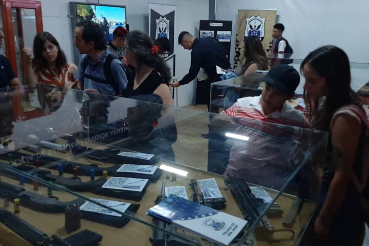 Las armas de la Policía, una atracción para chicos y grandes