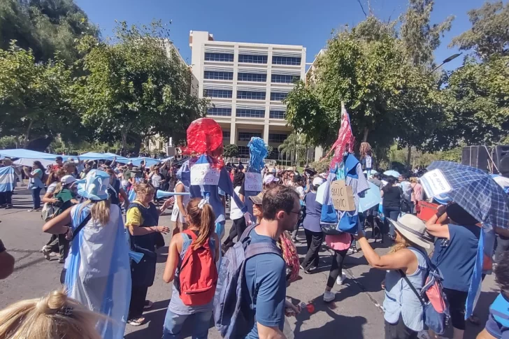 Docentes autoconvocados decidieron continuar con el paro este jueves