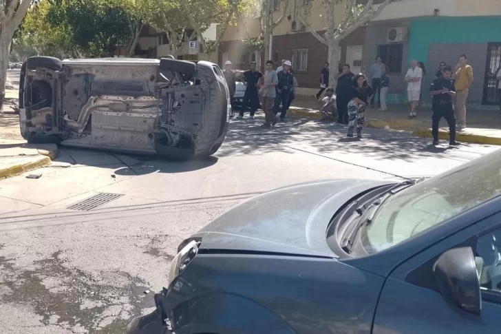 Choque y vuelco en céntrica esquina sin semáforos