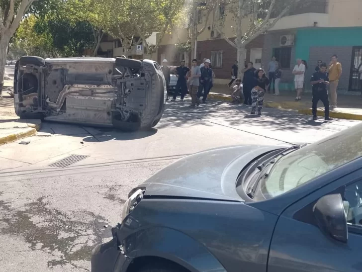 Choque y vuelco en céntrica esquina sin semáforos