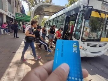 Por la escasez, en los kioscos venden la tarjeta Sube hasta 2 veces más cara