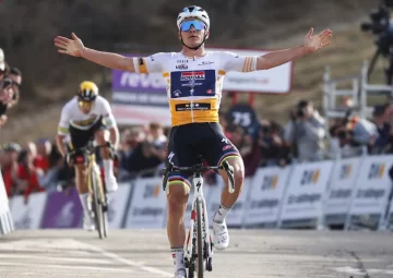 Evenepoel alcanzó a Roglic en la cima