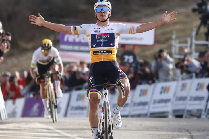 Evenepoel alcanzó a Roglic en la cima