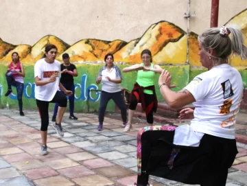 Con zumba gratis en las plazas buscan motivar a los vecinos a cuidar su salud