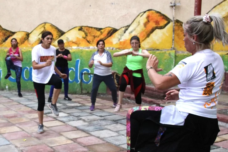 Con zumba gratis en las plazas buscan motivar a los vecinos a cuidar su salud