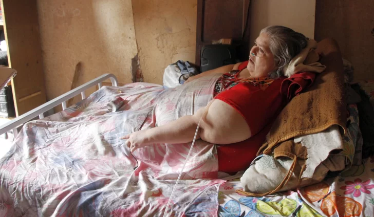 El drama de una mujer que pesa 300 kilos y que hace 6 años está en cama