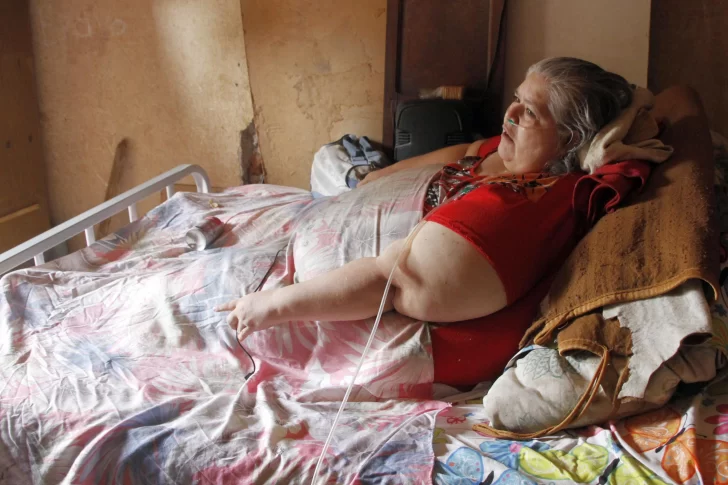 El drama de una mujer que pesa 300 kilos y que hace 6 años está en cama