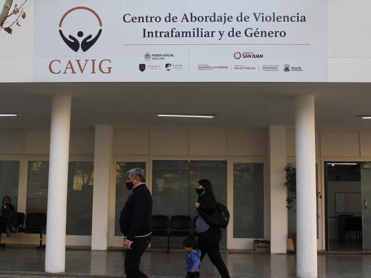 Violó a su pareja delante de sus hijos y abusó de una de las menores: 14 años de cárcel