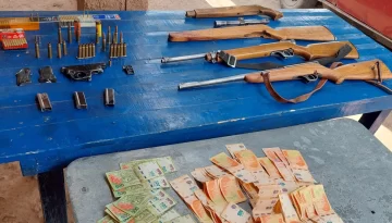 Cayó con dinero, armas y proyectiles