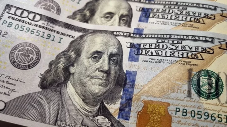 El dólar blue cayó 2 pesos pero avanzó seis en la semana