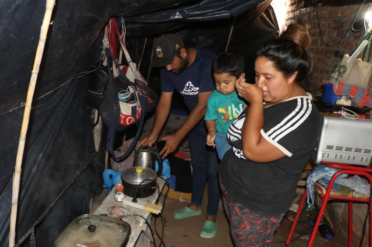 Llevan 3 meses viviendo bajo un nailon y piden que alguien les ayude