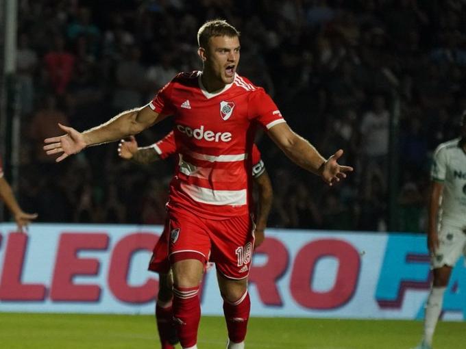 River venció a Sarmiento y es el único puntero