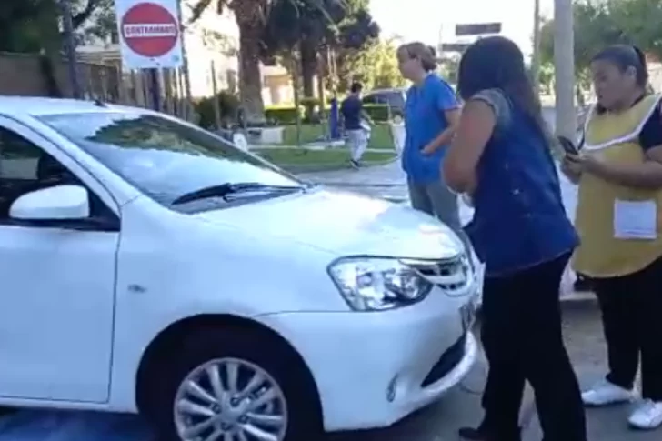 Tensión entre una automovilista y docentes autoconvocados que cortaban una calle