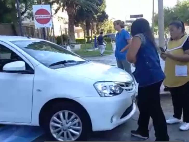 Tensión entre una automovilista y docentes autoconvocados que cortaban una calle