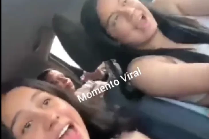 Cantaban mientras viajaban en auto, volcaron y todo quedó filmado