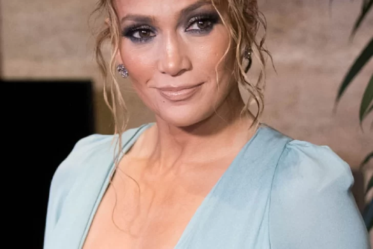 Jennifer Lopez se sacó toda la ropa y posó como Dios la trajo al mundo